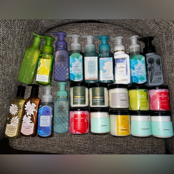 BUNDLE Bath and Body works hand soap and candles - Picture 2 of 2
